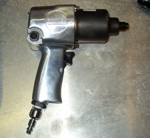 An impact wrench, used in Powertech class. By Bushytails at en.wikipedia (Transferred from en.wikipedia) [GFDL (http://www.gnu.org/copyleft/fdl.html), CC-BY-SA-3.0 (http://creativecommons.org/licenses/by-sa/3.0/) or GFDL (www.gnu.org/copyleft/fdl.html)], from Wikimedia Commons