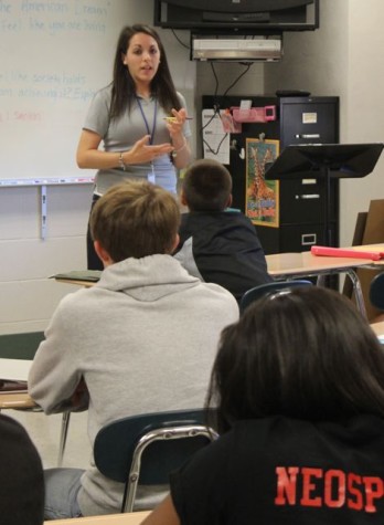 Carr talks to her ninth period English class. Photo by Karly Matthews. 