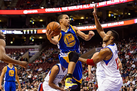 Curry drives in for the lay up. Photo By Keith Allison from Owings Mills, USA (via Wikimedia Commons