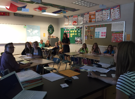 Spanish Club Says Hola to the School Year