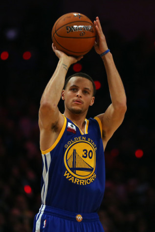 Curry shoots a jumpshot. Photo By; TonyTheTiger (Own work)