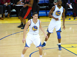 Shooting Guard Klay Thompson waits for the ball. By Matthew Addie (Flickr: P1000118) [CC BY 2.0 (http://creativecommons.org/licenses/by/2.0)], via Wikimedia Commons