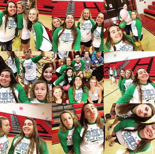 Multiple Link Crew leaders selfie on Orientation Day before the freshmen arrived. Photo by Tess Clancy.