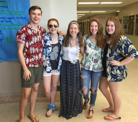 Flowers, Sunglasses, Hats: Susky Celebrates Hawaiian Day