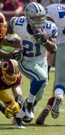 Ezekiel Elliott rushes for touchdown against the Redskins. Photo from Keith Allison