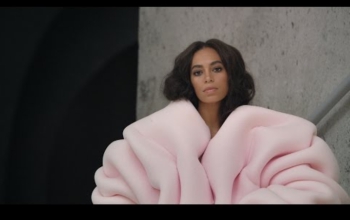 Solange in the "Cranes in the Sky" music video. 