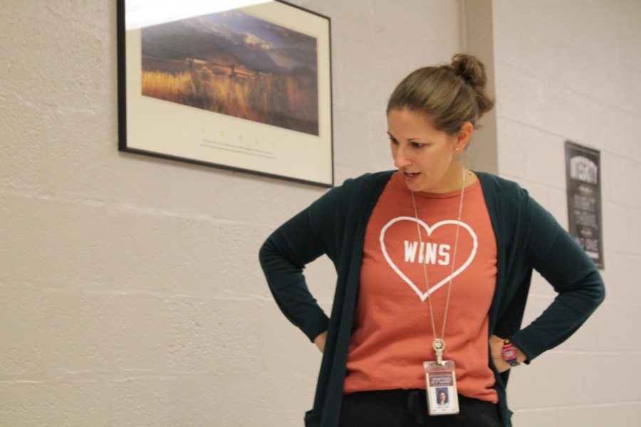 English teacher Katharine Wilt talking to her students in the hallway. Photo by Christopher Norris.