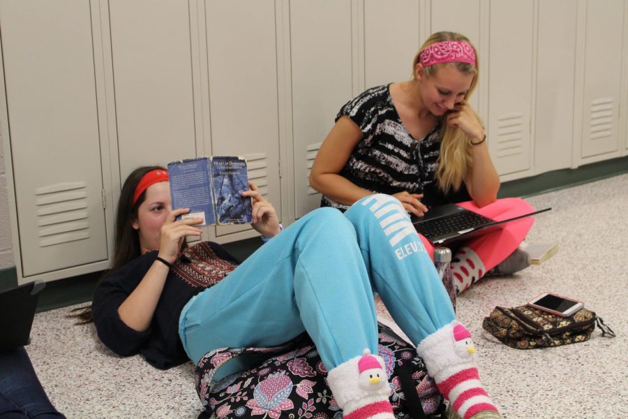 [From left to right] Seniors Kelly Porter and Sarah Minacci work in the hallway during English Class. Photo by Christopher Norris.
