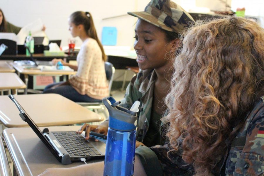 [From left to right] Seniors Sasha Epps and Elinor Pugliese work on an assignment.