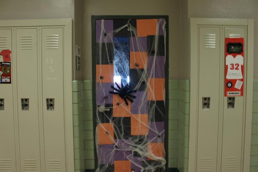 Freshman use spiders to decorate the door.