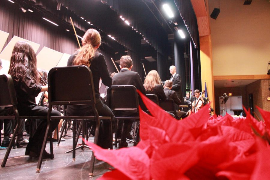 Throughout the concert, the orchestra played several holiday pieces. 