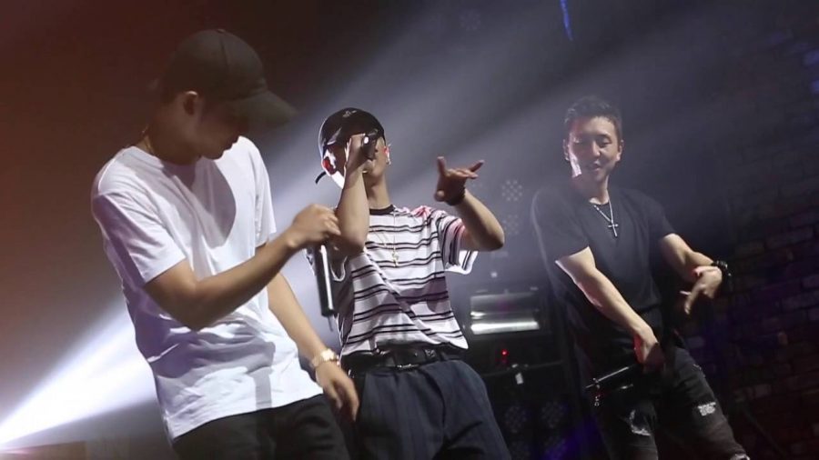 LIve, Sik-K, Punchnello, Owen Ovadoz, and Flowsik sing Eung Freestyle in Hongdai. 
Photo courtesy of recording via YouTube video by hangawe