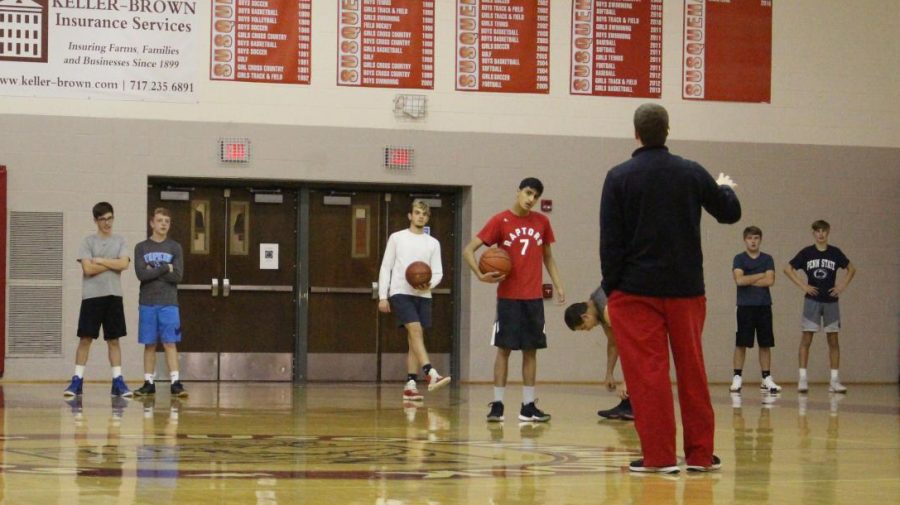 Returning coach Andy Shelow talks to the guys and provides them with directions about the upcoming drill. Photo by Mackenzie Womack