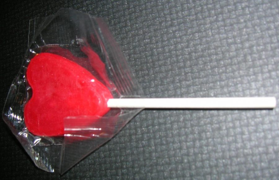 Photo by Linuxerist via WIkimedia Commons (https://commons.wikimedia.org/wiki/File:Lollipop_in_the_package.jpg#filelinks)