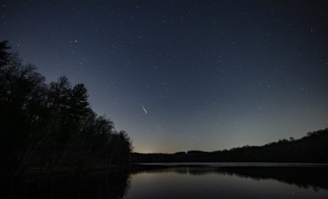 Meteor showers fly across the sky at Lake Williams in York County Pennsylvania. Photograph @Jpavoncello.via Twitter