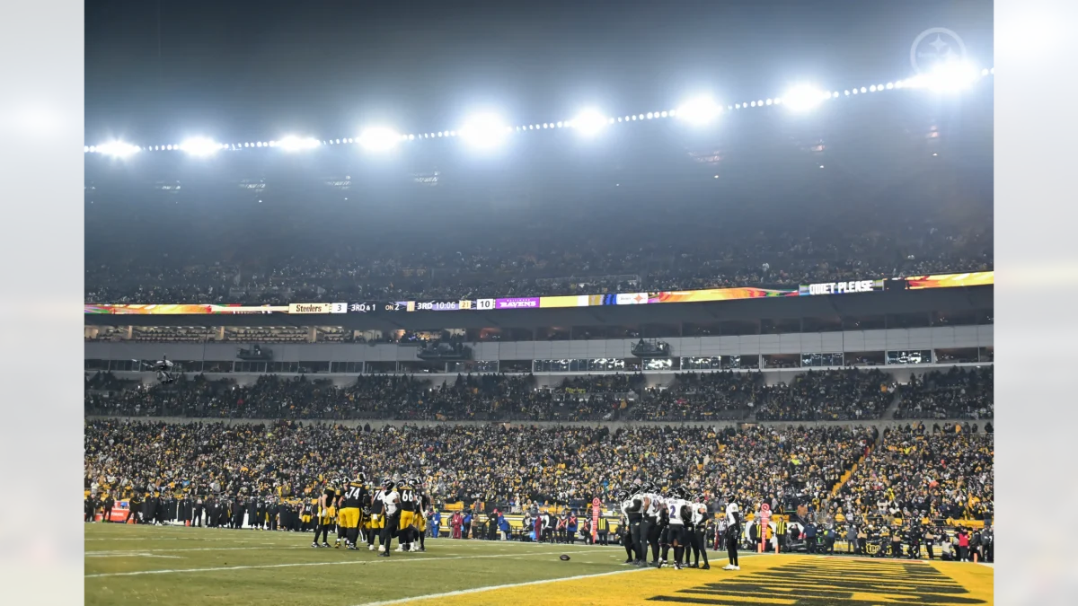 Normal field view of the Steelers and Ravens NFL teams