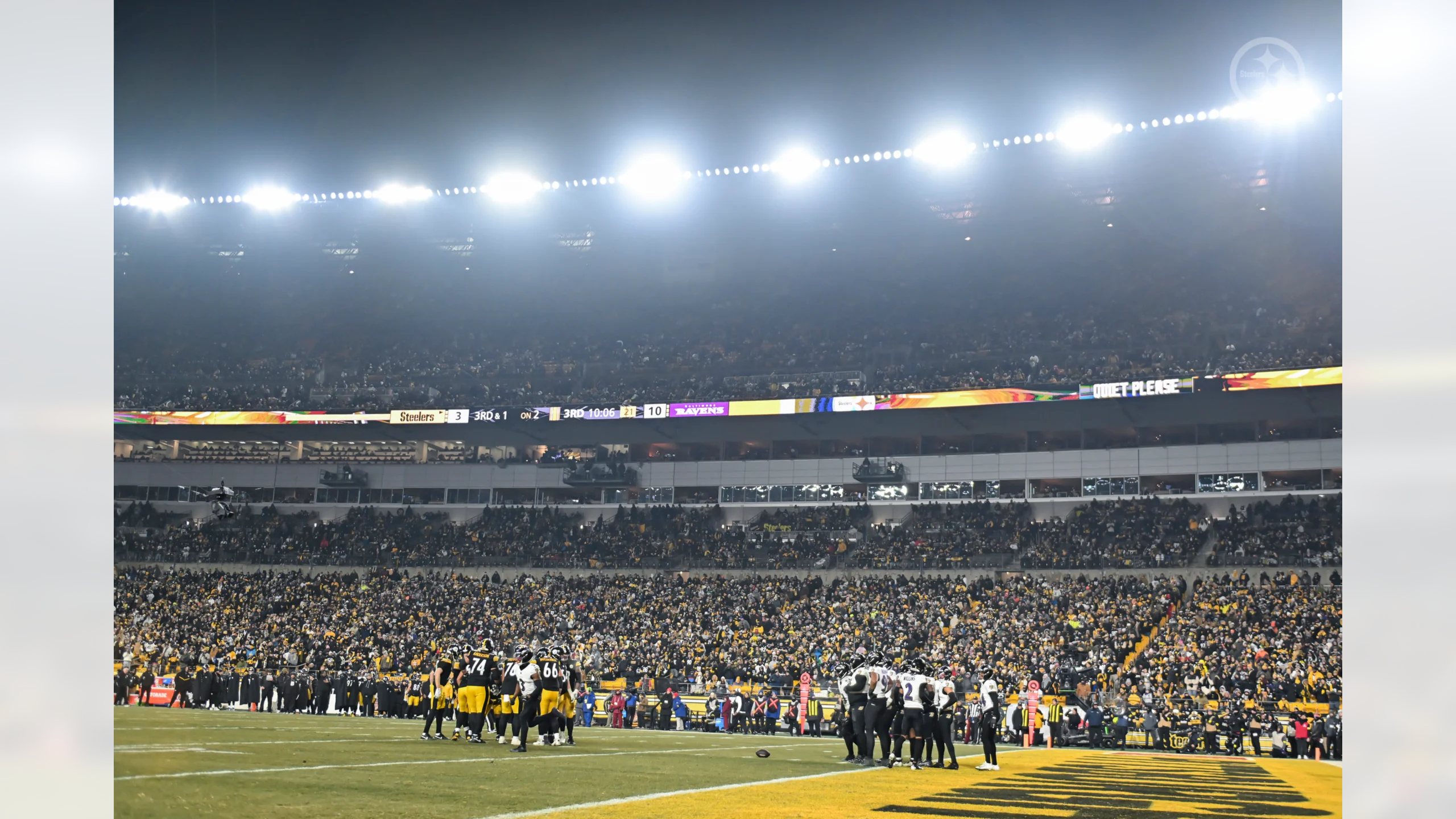 Normal field view of the Steelers and Ravens NFL teams