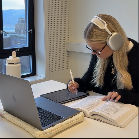 This is an example of a student practicing the targeted studying method. As the student reads, she takes notes on what's important in the book, documentin the key information she needs to remember for a quiz or test.